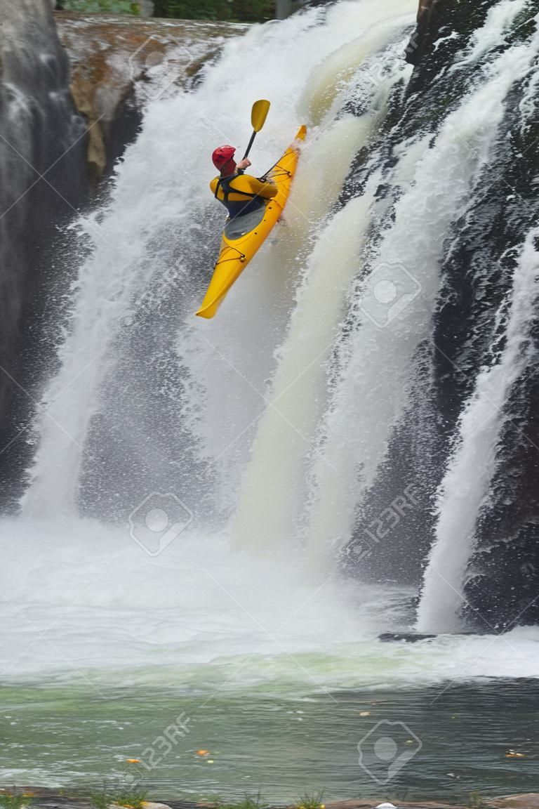 Kayakiste dans la cascade