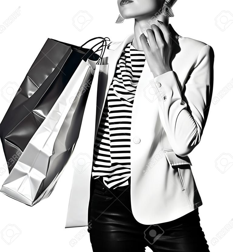 Einkaufen. Der französische Weg. Nahaufnahme auf nachdenklicher junger Frau mit französischer Flagge färbt Einkaufstaschen auf weißem Hintergrund