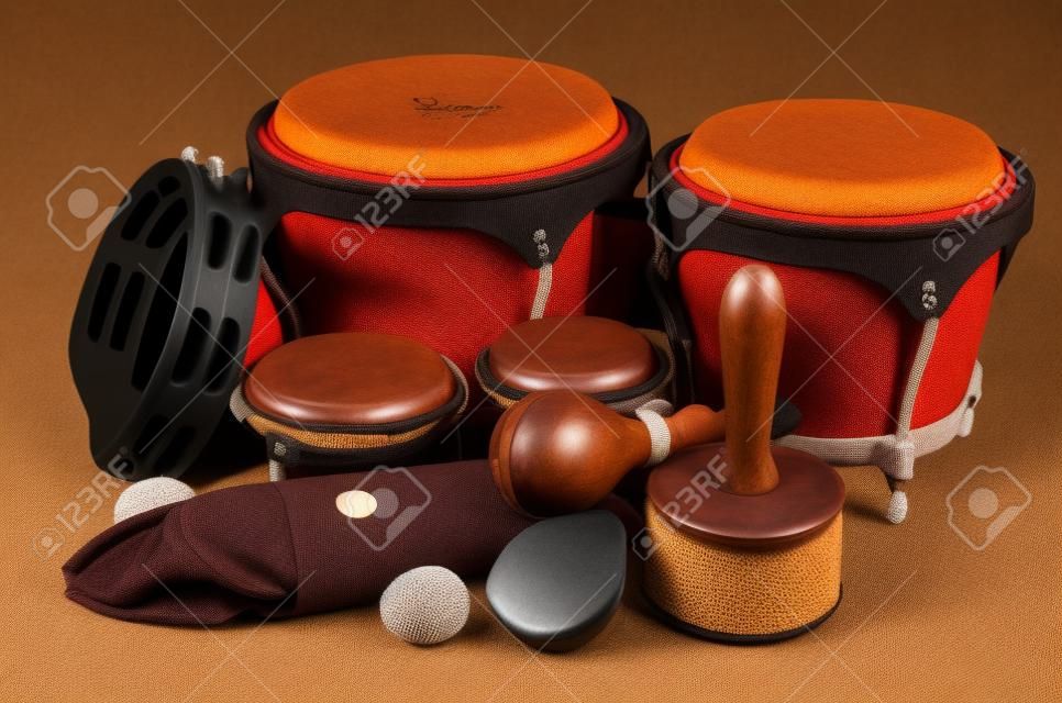 Изображение Latin Percussion установлен на коричневой мешочной фоне