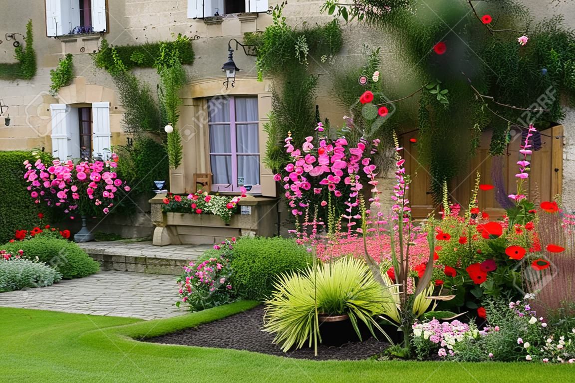 Blaye (Gironde, Aquitaine, Frankrijk): de historische stad: Historisch huis met tuin