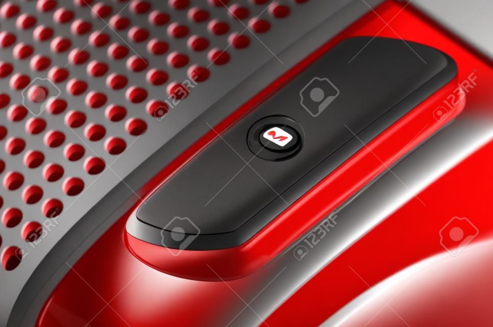 Close-up do botão de energia no aspirador de pó vermelho moderno