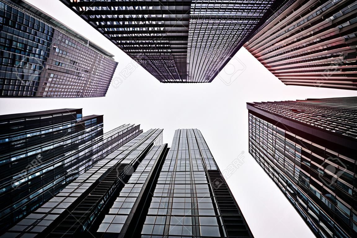 Un tiro de ángulo bajo de edificios de oficinas altos en un día nublado.