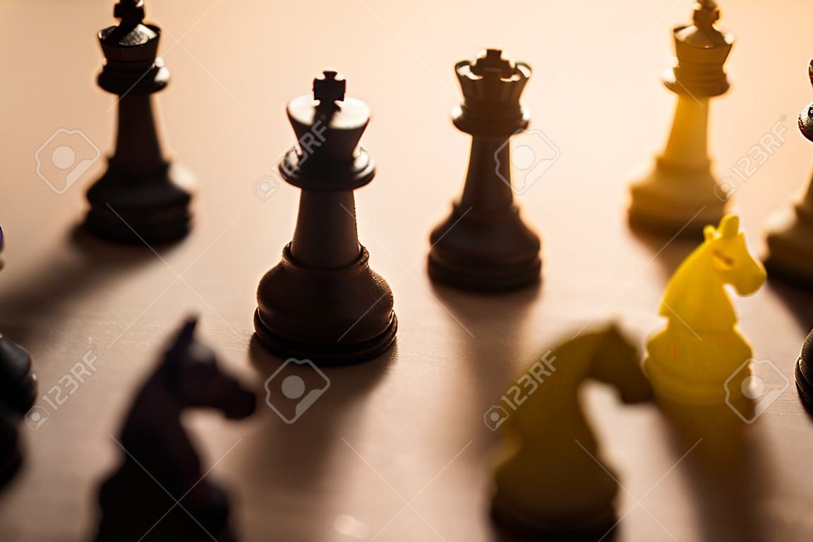 Een zakenman met een schaakspel.