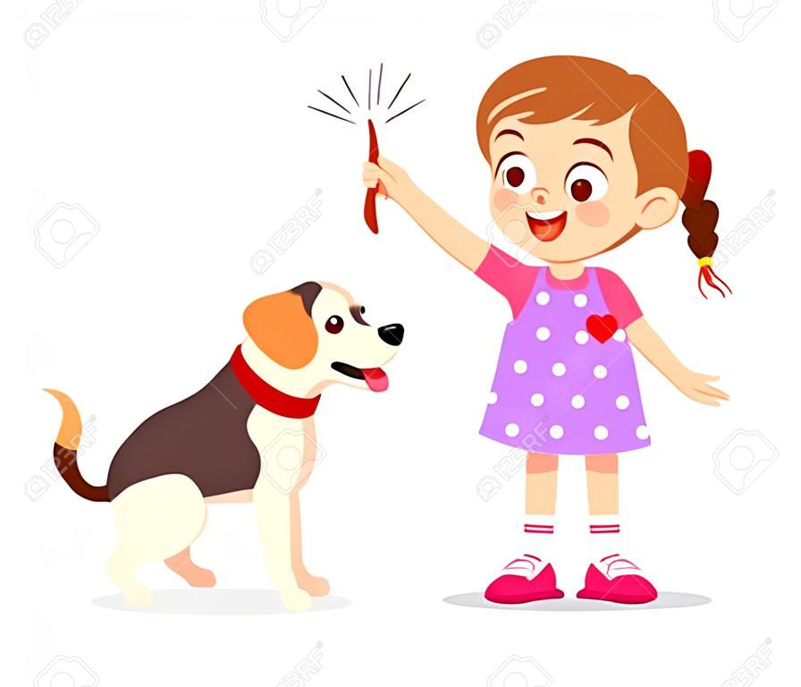 Szczęśliwa śliczna mała dziewczynka bawi się z psem!