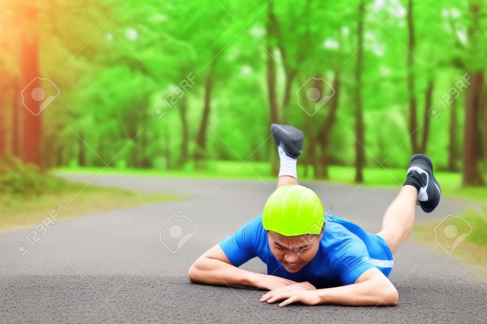 Sport Unfall Verletzung. stolpern und fallen, während Jogging