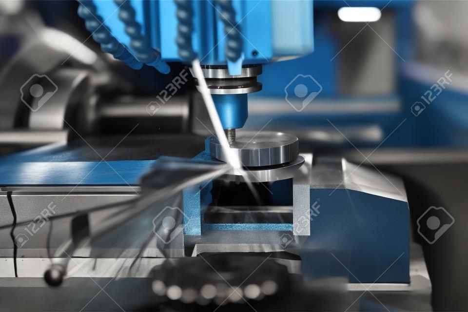 Metallbearbeitung CNC-Fräsmaschine. Schneiden von Metall moderne Verarbeitungstechnologie.