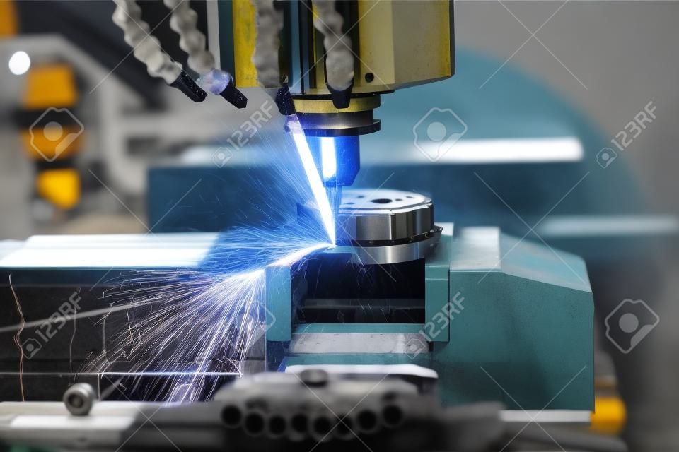 Frezarka CNC do obróbki metali. Cięcia metalu nowoczesną technologię przetwarzania.