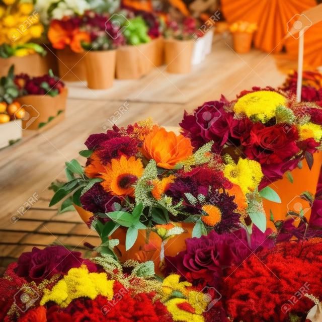 Stand di mercato con bouquet autunnali