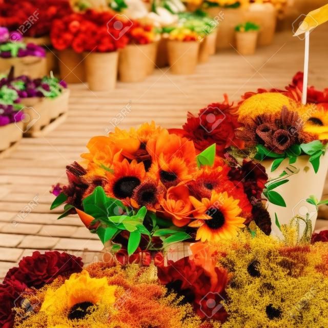 Stand di mercato con bouquet autunnali