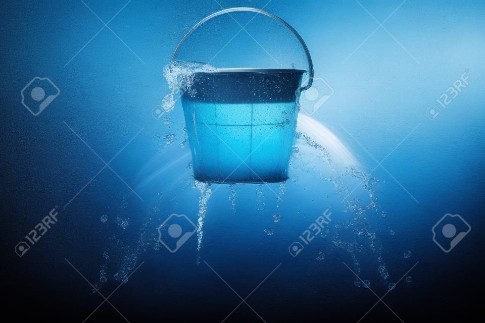 水从一个有孔的桶里流出。