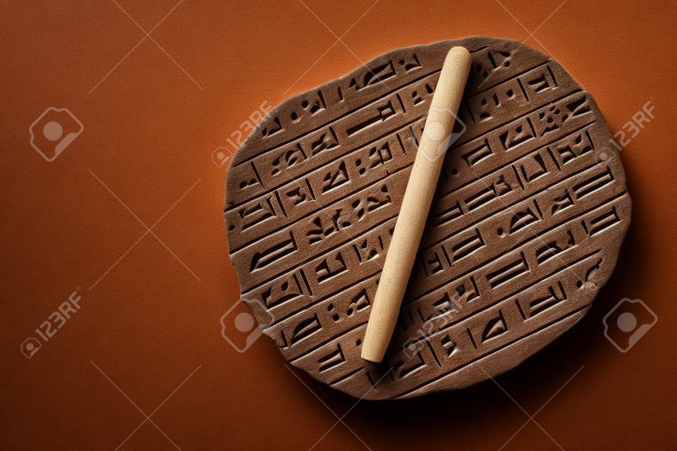 Antike Art der Keilschrift im Akkad-Empire-Stil aus braunem Ton mit Werkzeug