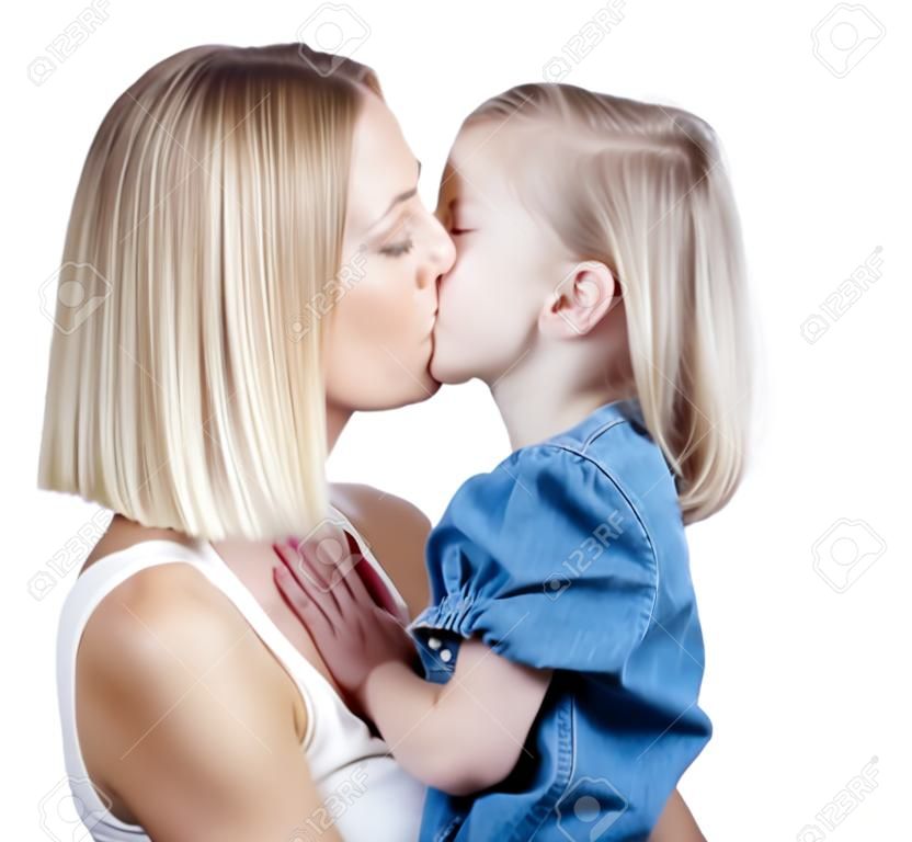 madre e hija con besos de pelo rubio - aislado en blanco
