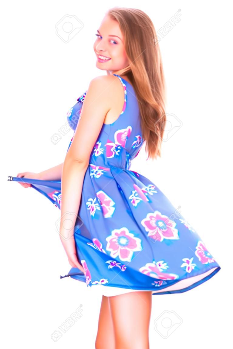 Adolescente en el vestido de verano con viento Levantando su falda - aislada en blanco