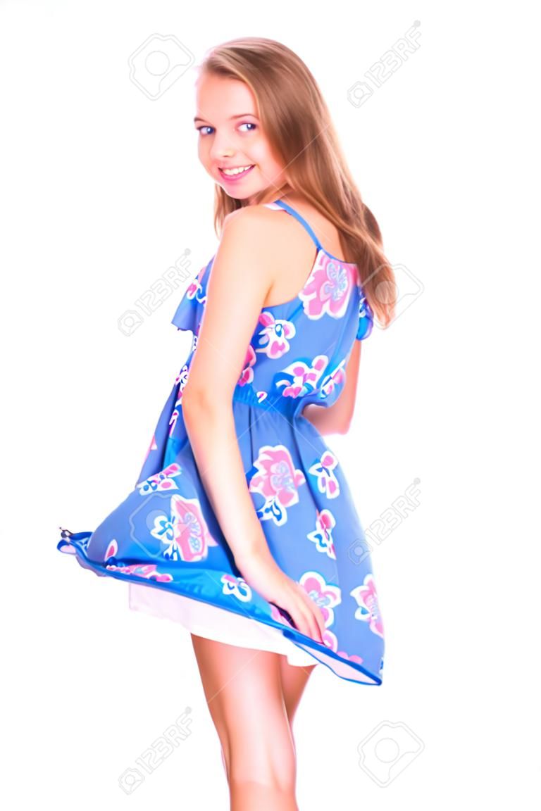Adolescente en el vestido de verano con viento Levantando su falda - aislada en blanco