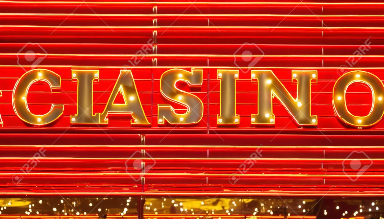 Das Wort Casino ist in Neon-Lichter in der Nacht auf der Fremont Street in Las Vegas beleuchtet