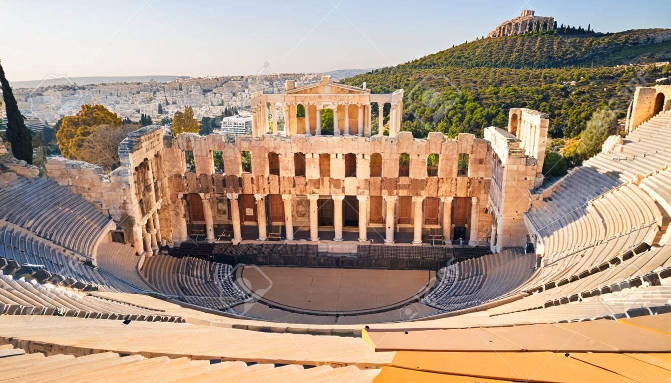 El Teatro de Dionisio debajo de la Acrópolis en Atenas, Grecia, se considera el primer teatro del mundo, también conocido como Odeón de Herodes Ático.