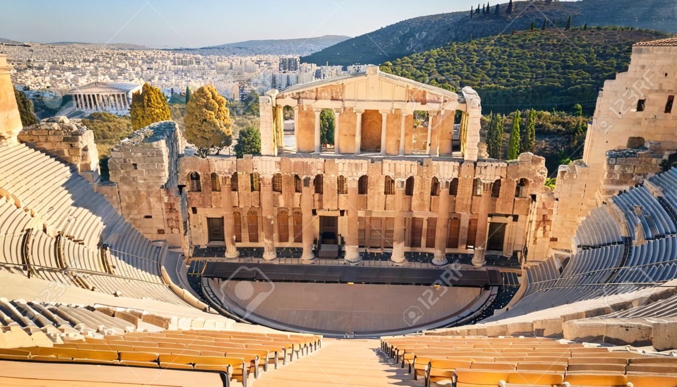 Teatro de Dionísio abaixo da Acrópole em Atenas, Grécia é considerado o primeiro teatro do mundo aka Odeon de Herodes Atticus