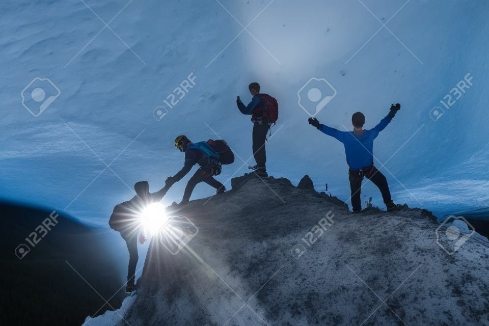 Les jeunes grimpeurs et aide l'esprit
