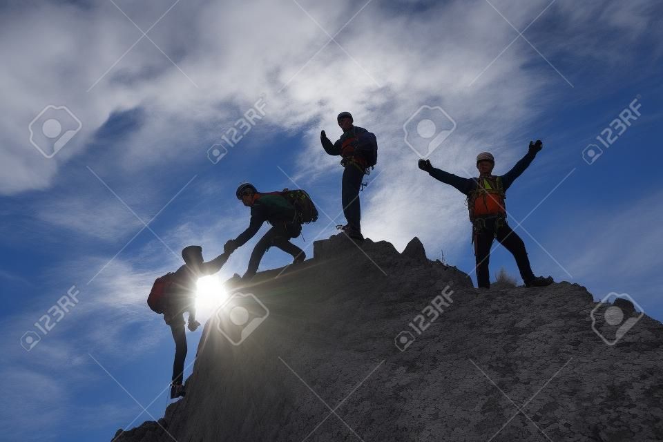 Giovani alpinisti e aiutare lo spirito