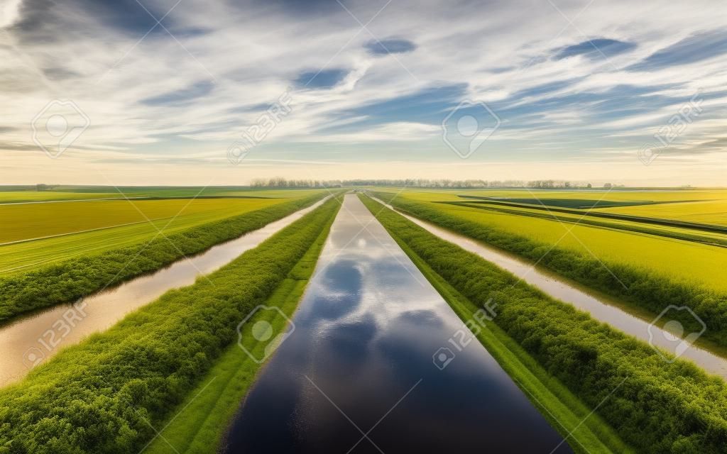 Carretera con zanjas en campo polder plana y abierta en Holanda