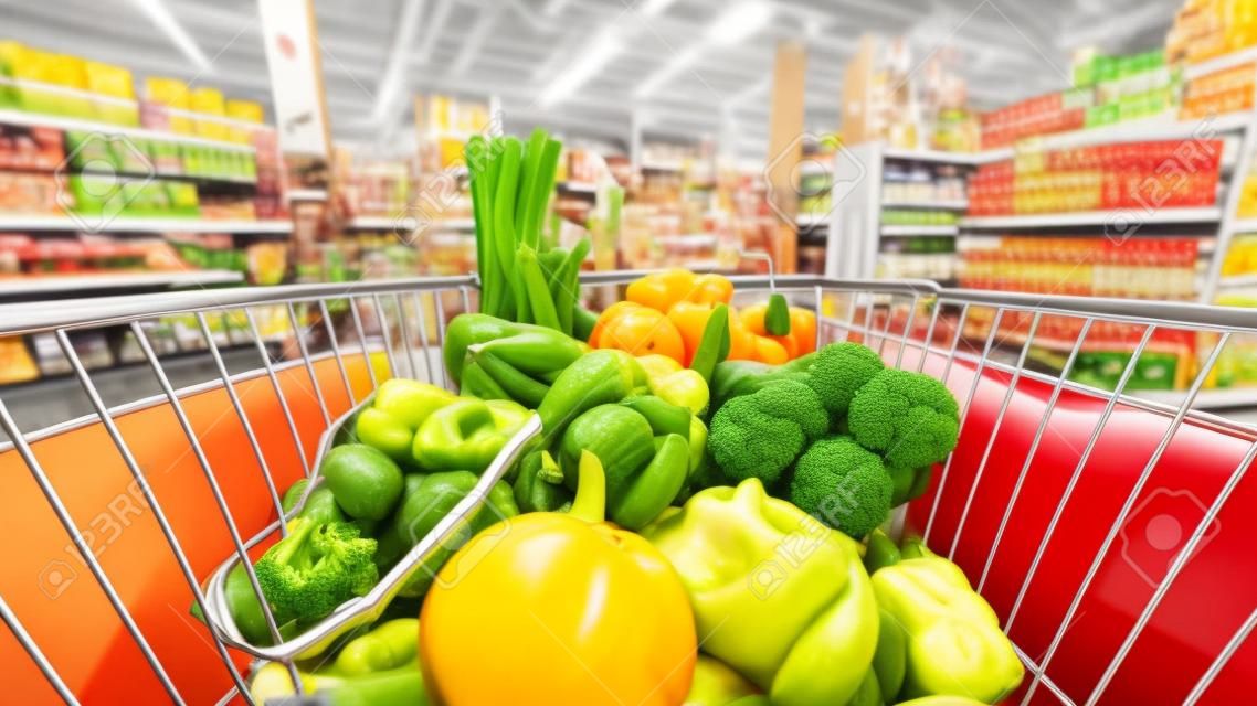 Il carrello del negozio di alimentari in supermercato ha riempito di prodotti alimentari freschi e sani come visto dal punto di vista dei clienti con la gente che compera nel fondo