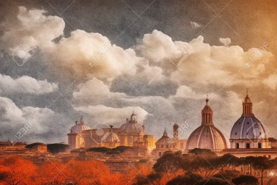Vue du centre historique de Rome automne ou hiver vue sur les toits, avec de beaux nuages