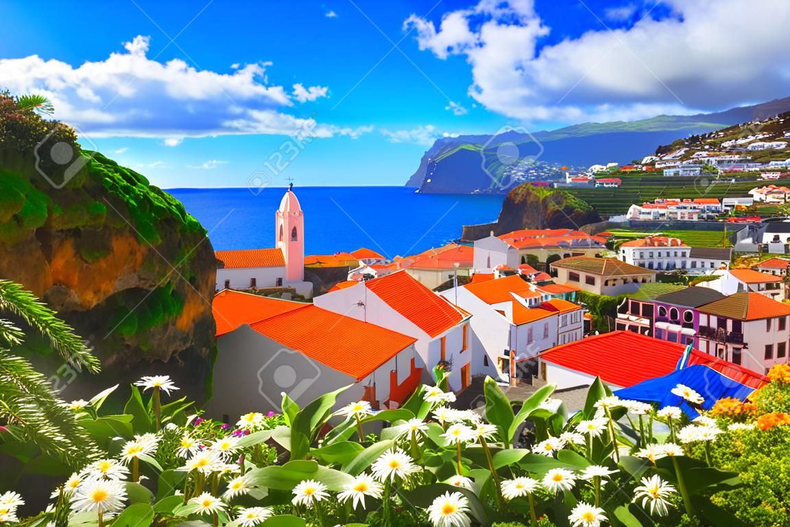 Красивая панорама на городской пейзаж Камара-де-Лобос на острове Мадейра, Португалия