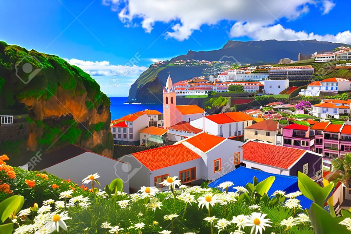ポルトガルのマデイラ島のカマラ・デ・ロボスの街並みを見渡す美しいパノラマ