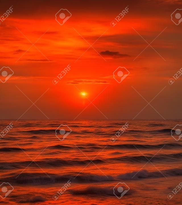 pôr do sol laranja sobre o mar
