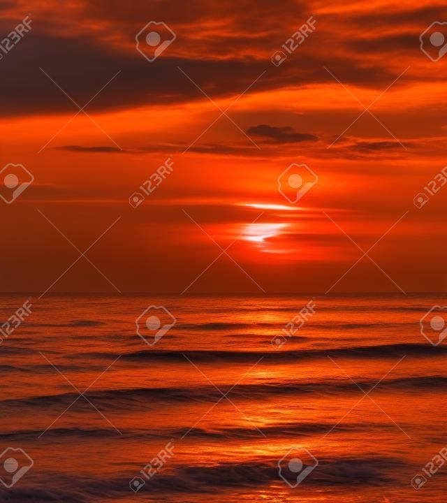 Coucher de soleil orange sur la mer