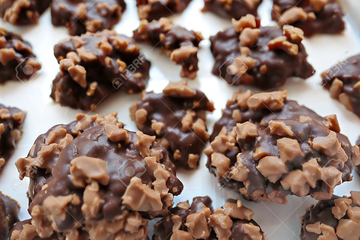 las galletas de avena con chocolate también se llaman galletas de predicador y no se hornean galletas en una bandeja.