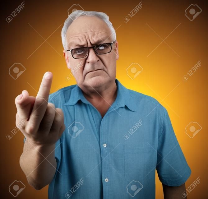 Grumpy Mann geben den Mittelfinger