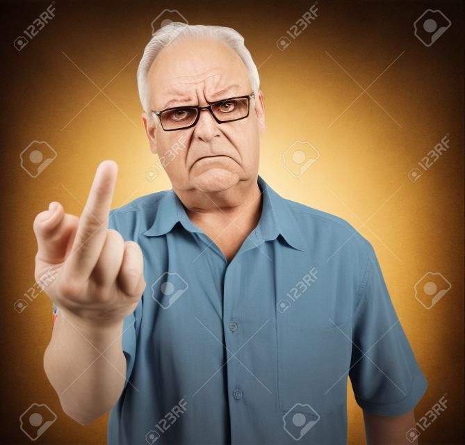 Homem mal-humorado dando o dedo médio