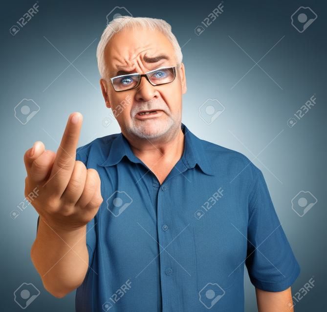 Homem mal-humorado dando o dedo médio