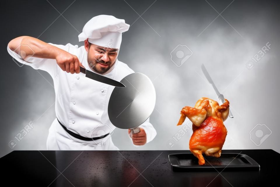 Chef de la lutte contre attaque avec un couteau et de poulet cru casserole