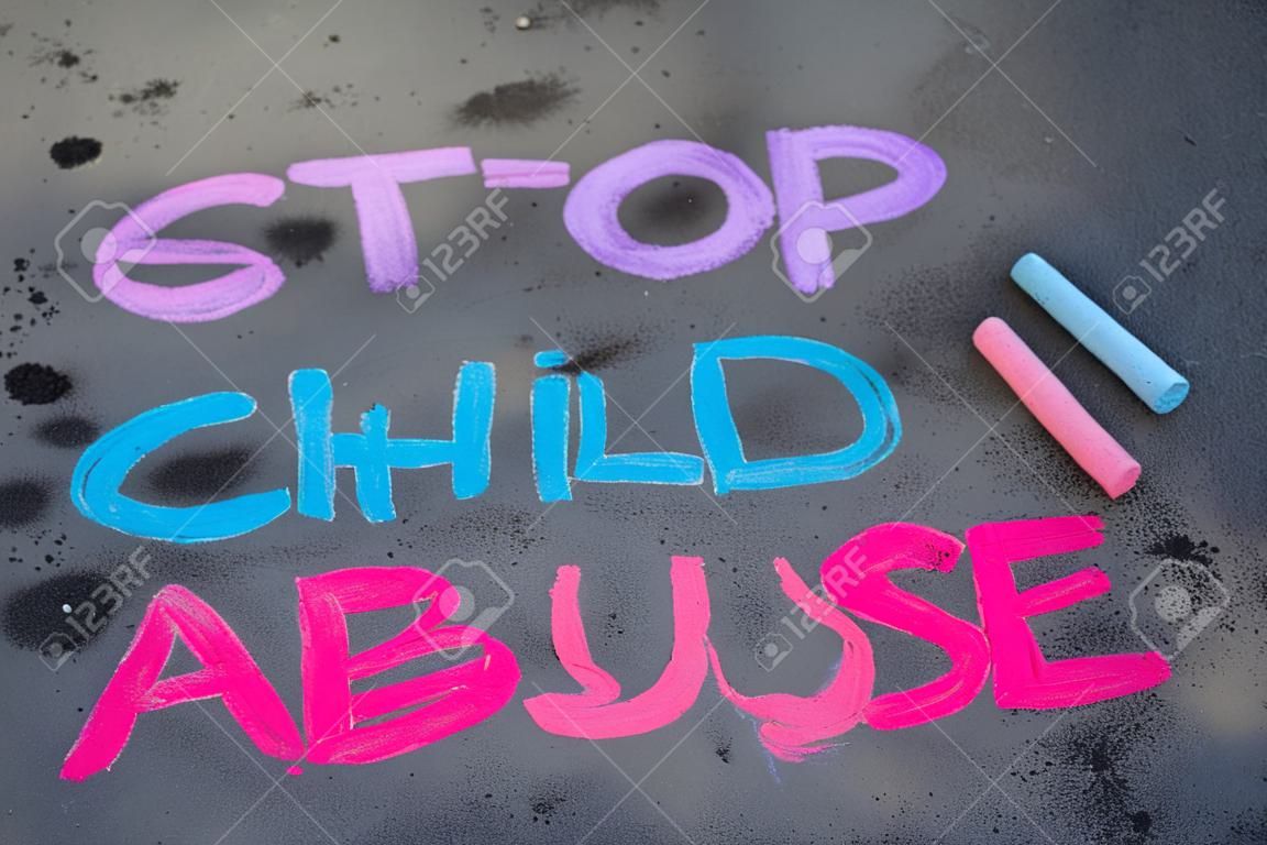 アスファルトにカラフルなチョークの絵:言葉は児童虐待を停止します
