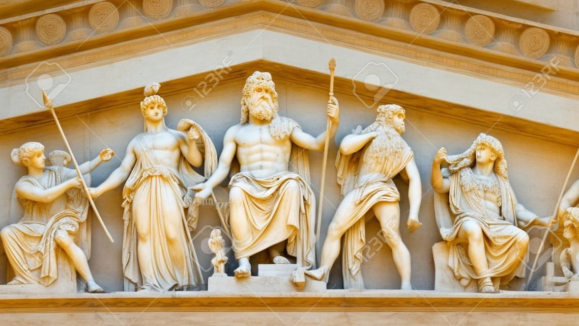 Statuen antiker griechischer Götter an der Akademie von Athen, der griechischen Nationalakademie und der höchsten Forschungseinrichtung des Landes. Athen, Griechenland