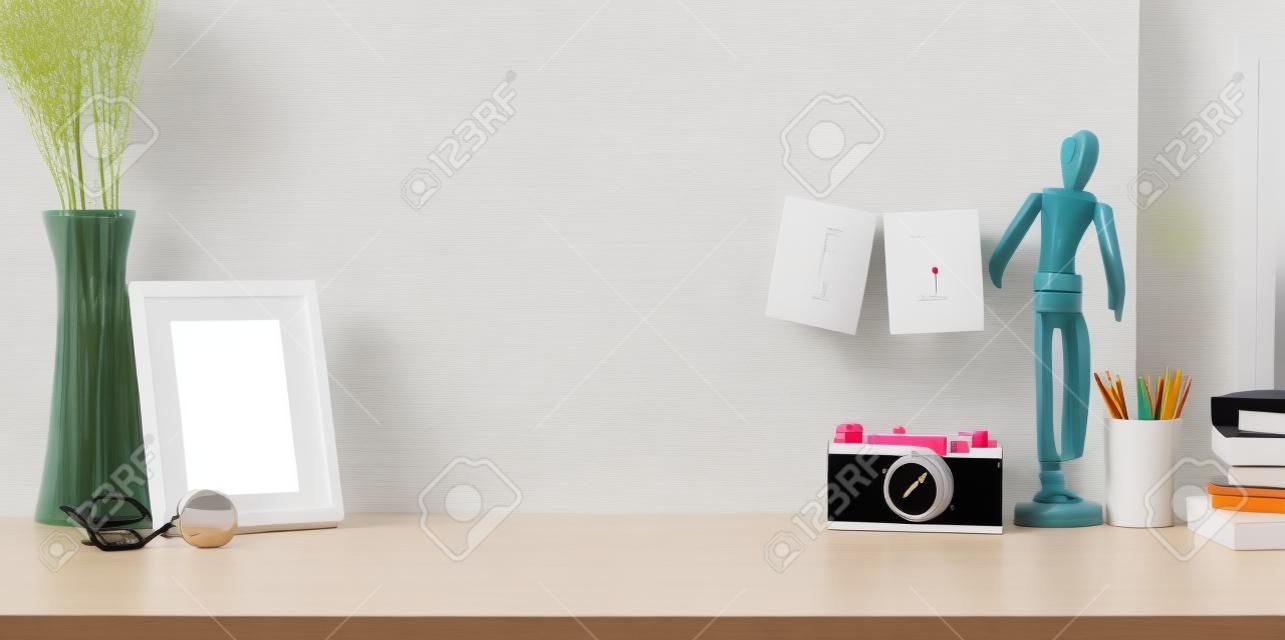 Ufficio domestico alla moda con spazio per la copia e accessori per ufficio su tavolo di legno bianco