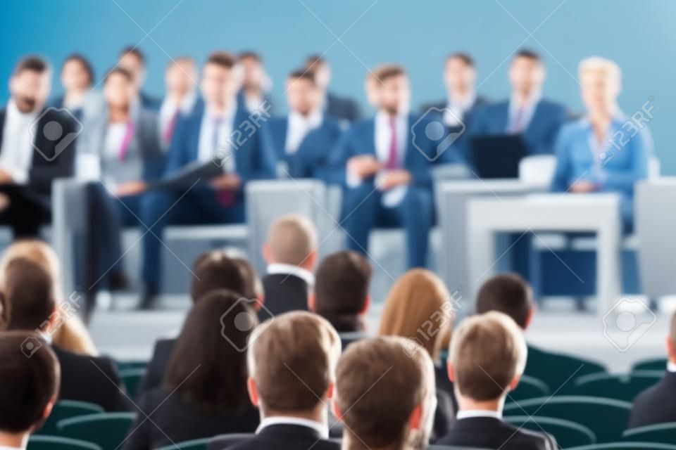 Publiek luistert naar de docent op de zakelijke conferentie, terugblik