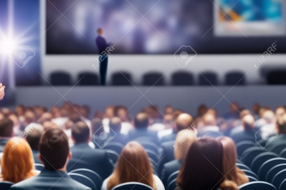 Persone irriconoscibili che ascoltano l'altoparlante durante una conferenza di lavoro