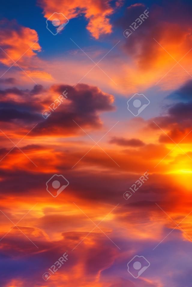 明亮的夕陽和雲彩在平靜的海面背景
