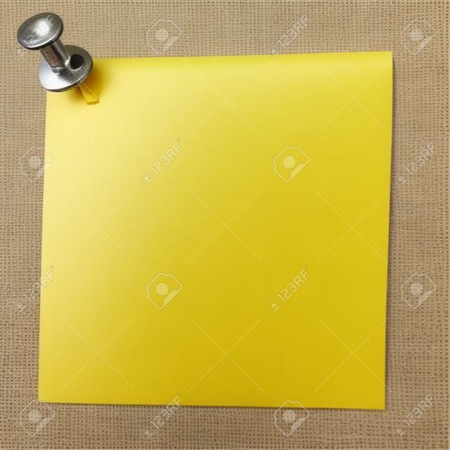 gelben Aufkleber angebracht Reißzwecke
