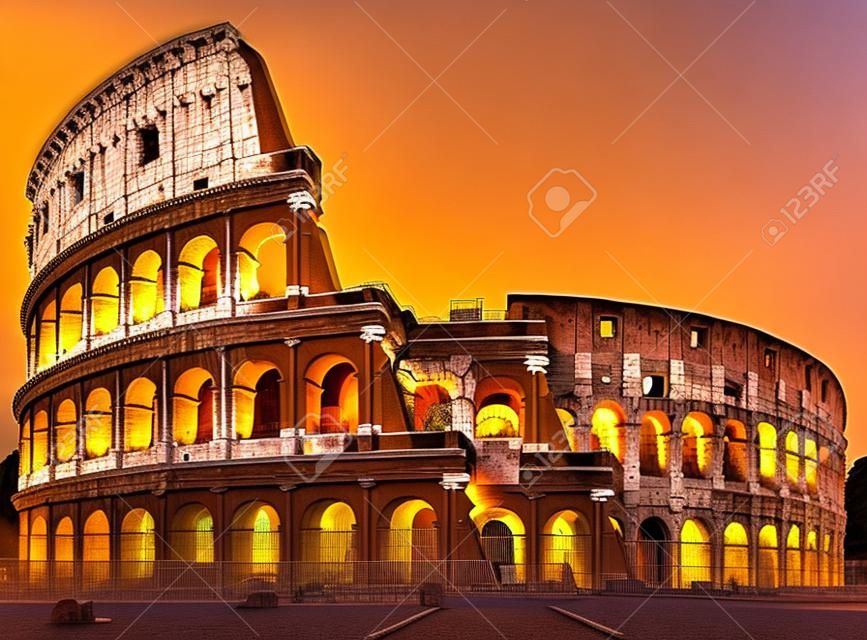 Vista del Colosseo a Roma ad alba, Italia, Europa