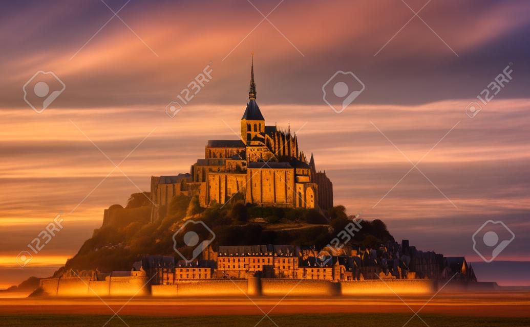 Vue du Mont Saint-Michel dans la lumière du coucher du soleil. Normandie, nord de la France