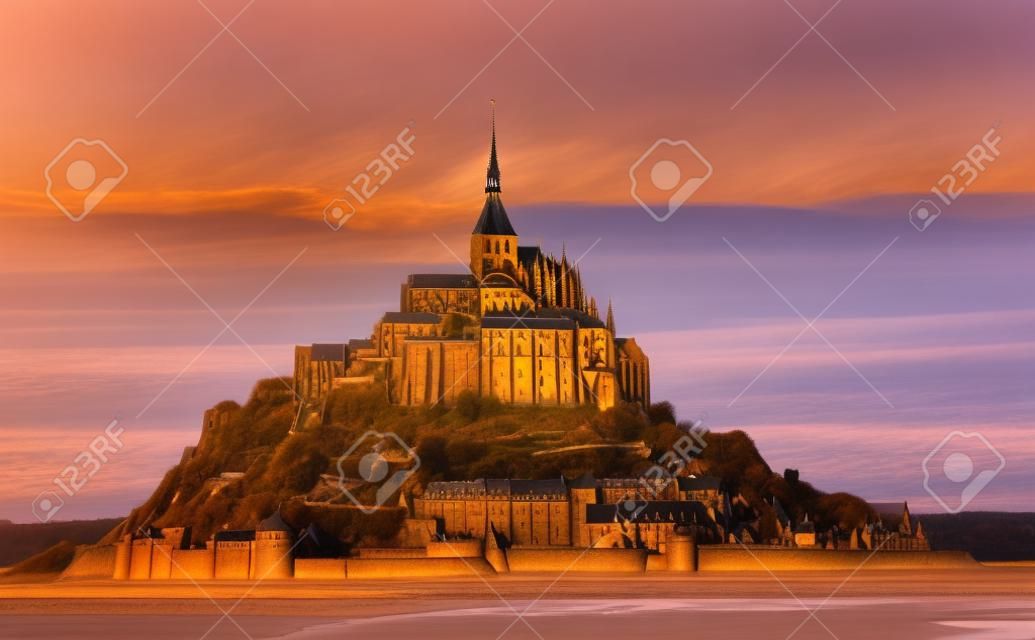 在日落光的聖米歇爾山視圖。法國北部諾曼底
