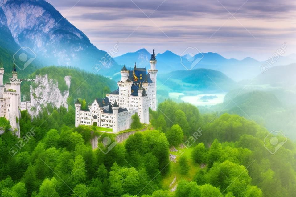 Fussen, bavaria, Germany 근처의 노이슈반슈타인 동화 성. 유명한 노이슈반슈타인 성의 전망. 위치: Hohenschwangau 마을, Fussen 근처, 남서 바이에른, 독일, 유럽