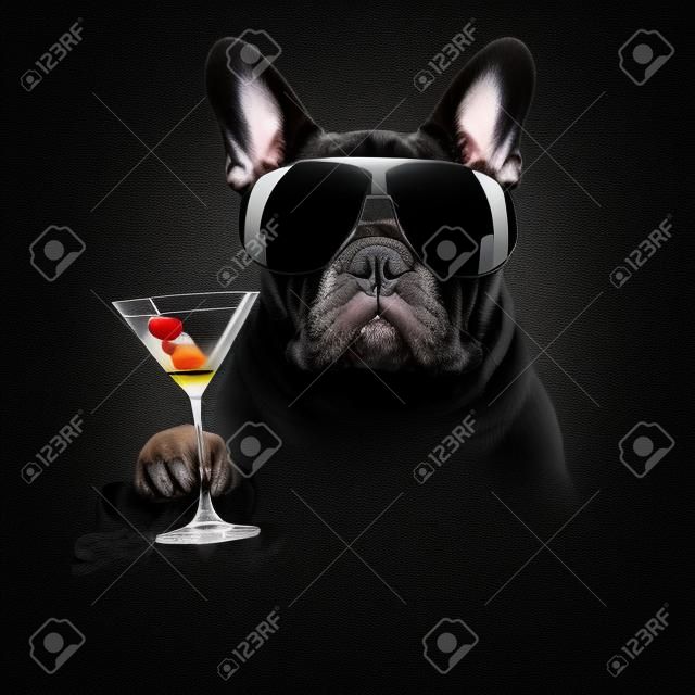 黒の分離背景が暗いですが、マティーニ カクテルを飲むを祝って、乾杯、これは格好のフレンチ ブルドッグ