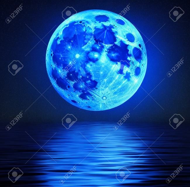 Lune bleue complet sur l'eau avec des reflets