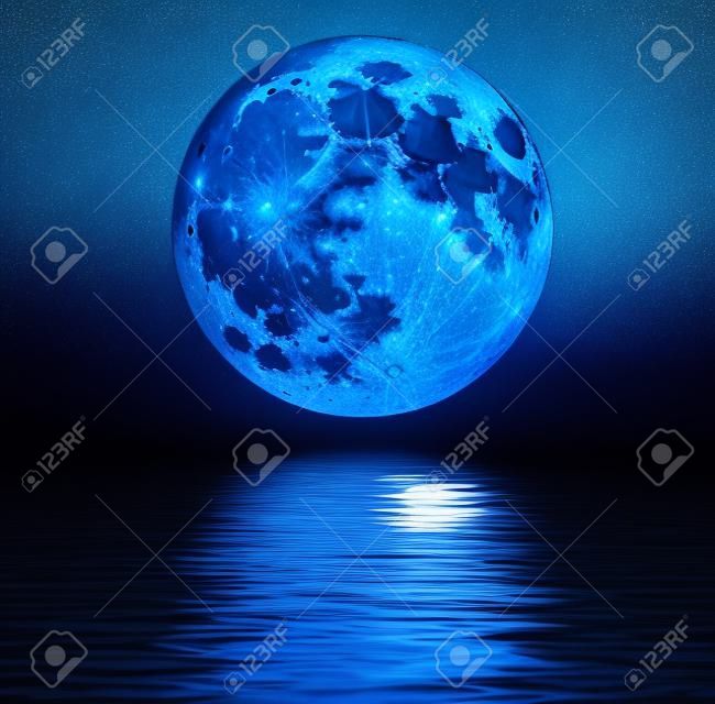 Полная луна над синей водой с отражениями
