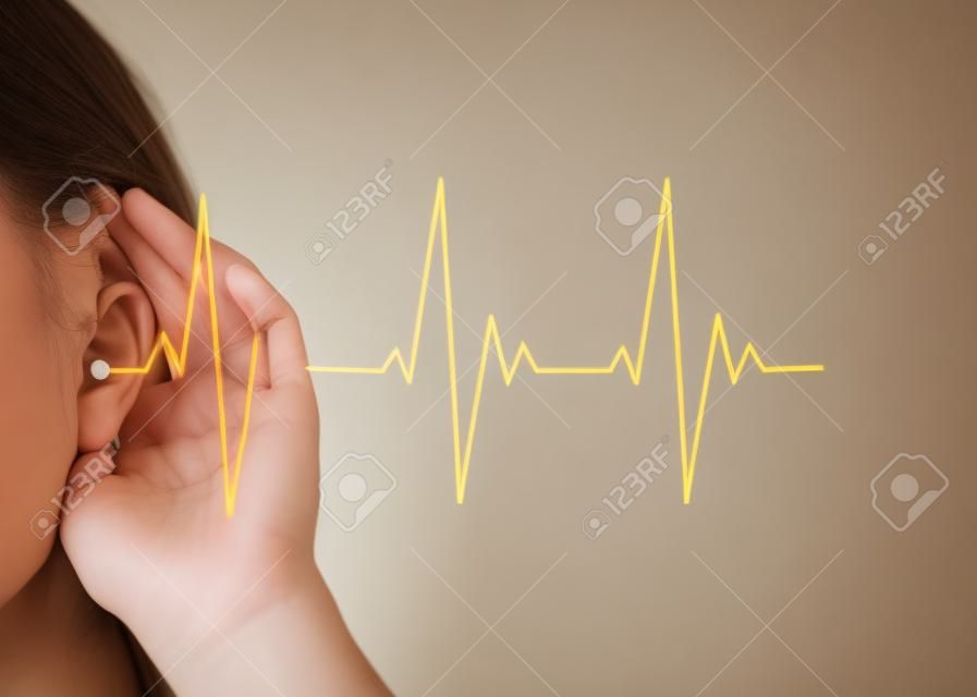 mujer joven con la mano en el oído escuchar